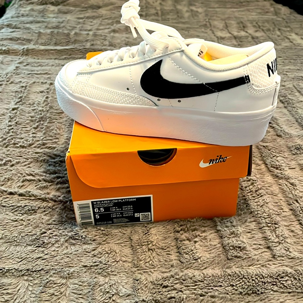 Nike woman’s NWT white sneakers